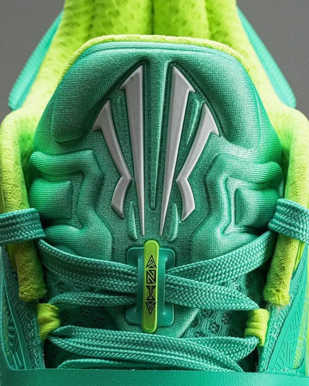 Anta x Kyrie Irving KAI 1 "Green Grails" 安踏 欧文一代 篮球鞋 绿色圣杯