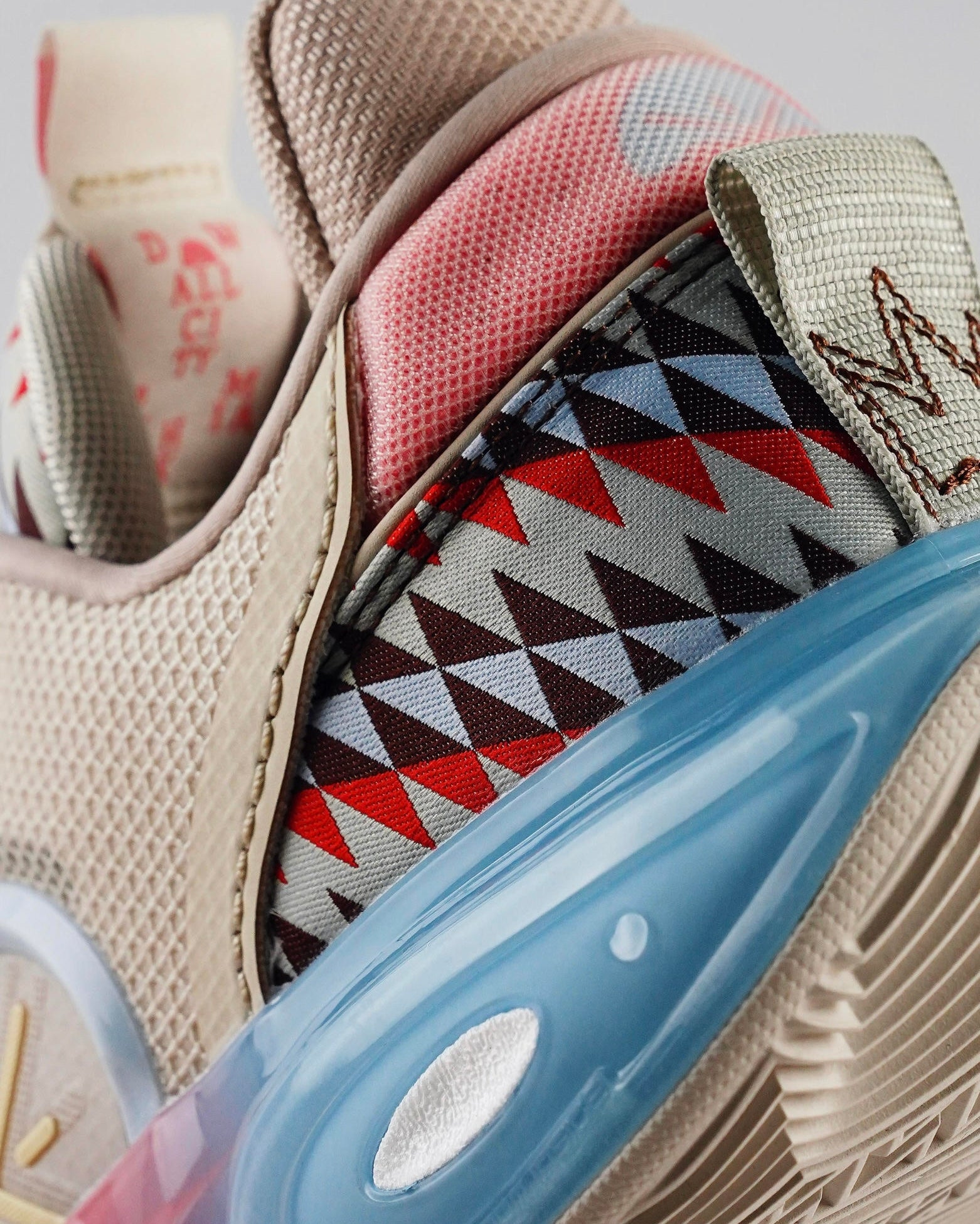 Li-Ning Wade All City 12 "Origin"
李宁 韦德之道 全城12 篮球鞋 起源/月光灰