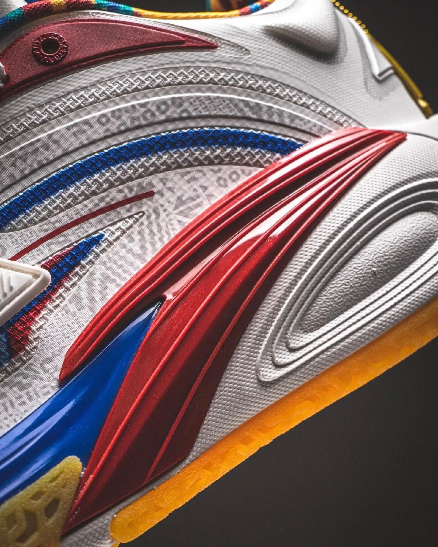 Anta x Kyrie Irving KAI 1 "Mother's Day" 安踏 欧文一代 篮球鞋 母亲节