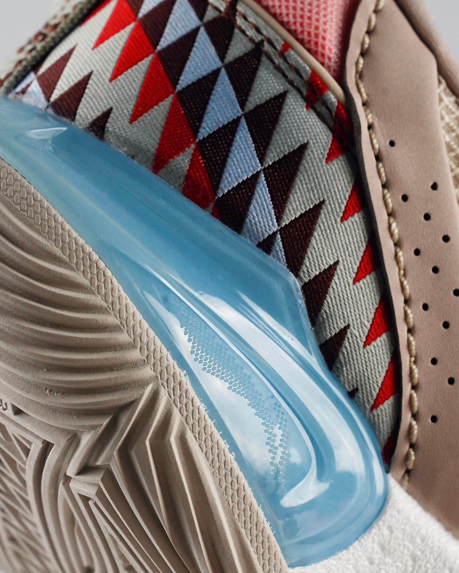 Li-Ning Wade All City 12 "Origin"
李宁 韦德之道 全城12 篮球鞋 起源/月光灰